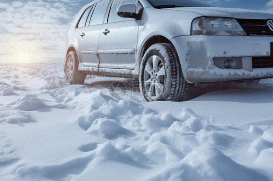 雪地里行驶的汽车图片