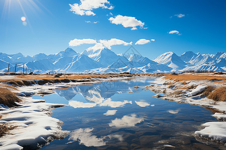 雪山之下的湖光山色图片