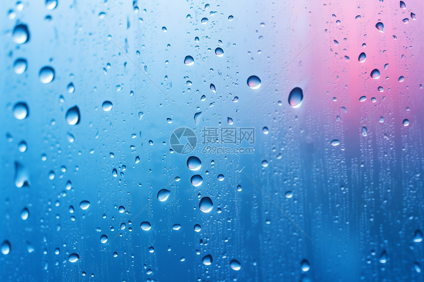 雨中倒映图片