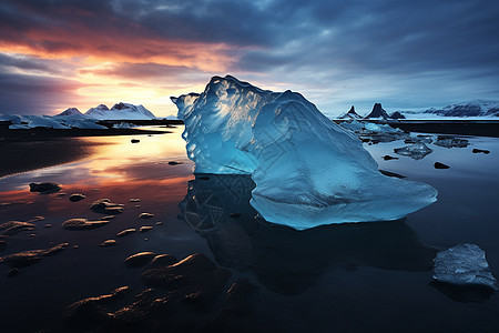 冰湖上漂浮着的冰山图片