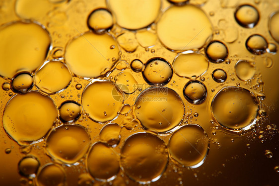 水滴和气泡点缀的黄色液体图片