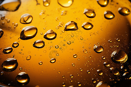 金色光芒下的啤酒气泡图片