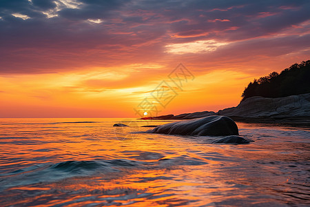 夕阳照耀下的远海小岛图片