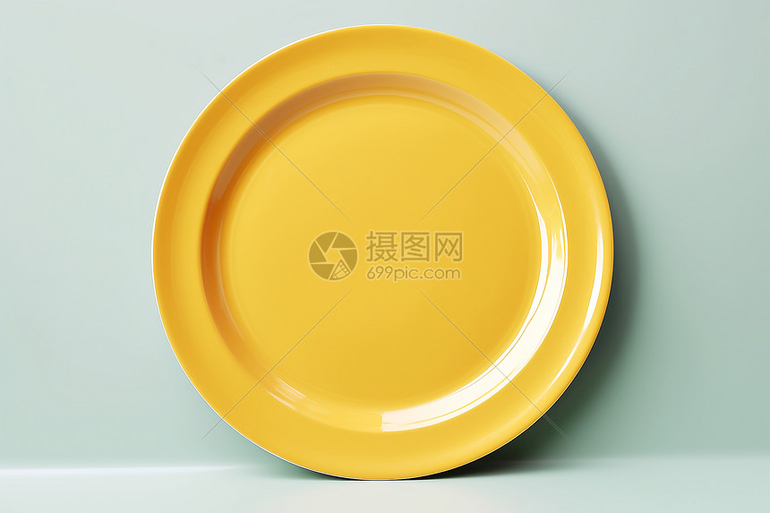 鲜艳背景上的黄色餐盘图片