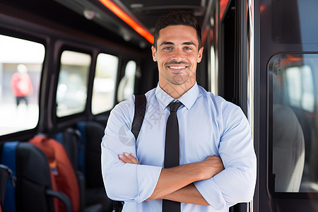 专业服务旅游巴士的一名自信的男子高清图片
