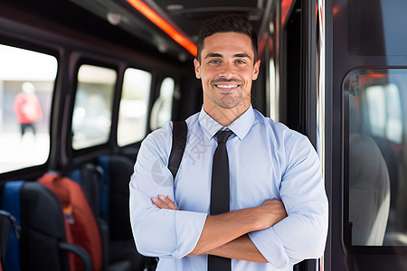 专业服务旅游巴士的一名自信的男子图片
