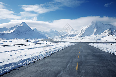 冰雪上的山脉背景图片