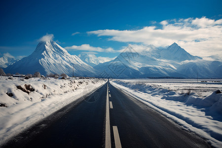 雪山前的公路图片