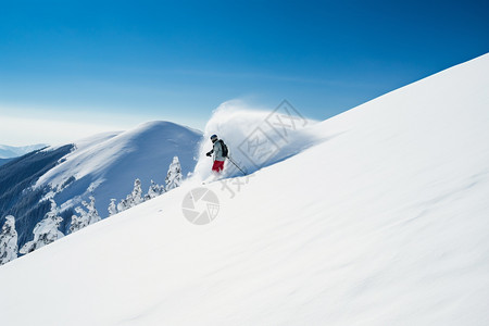 在山坡上滑雪一个人在雪山里滑雪背景