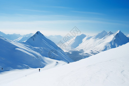 寒冷的雪山里滑雪图片