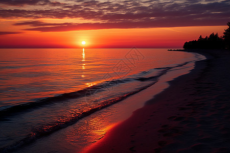 夕阳余晖洒落在沙滩上图片