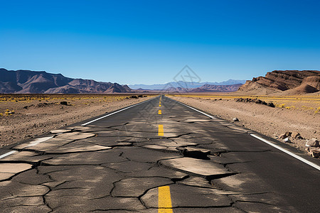 连线荒漠中破裂的沥青公路背景