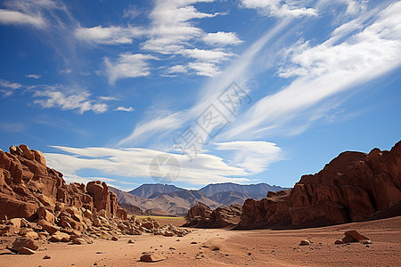 广阔荒漠中的风蚀岩图片