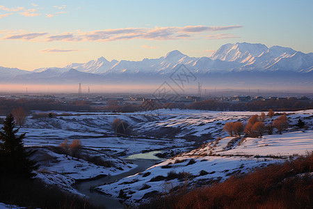 积雪的山坡图片