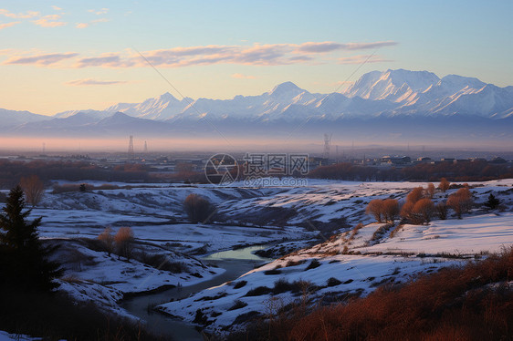 积雪的山坡图片