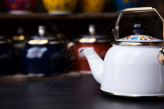 白色茶壶图片