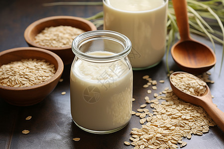 早餐桌上的奶和燕麦背景图片