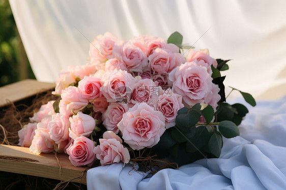 盛夏芬芳的粉红玫瑰礼盒图片