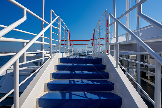 轮船上的蓝色舷梯图片