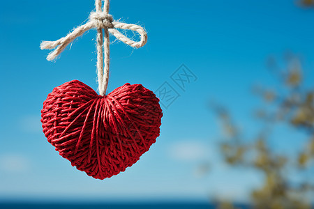 一颗红色的心挂在绳子上图片