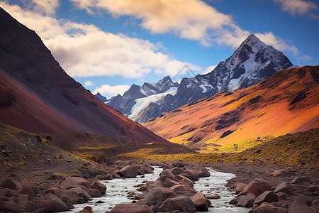 群山缭绕的安第斯山脉景观图片