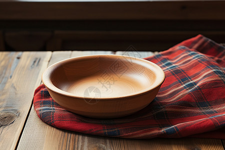 木桌上的碗和布料高清图片