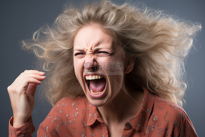 烦躁愤怒的女人图片