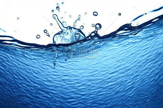 水在蓝色背景中图片