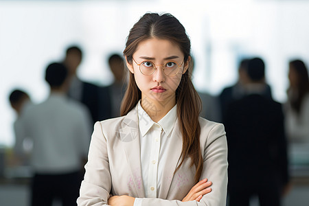 一位手叉胸前的西装女士图片