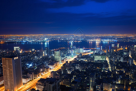 夜幕下繁华的城市图片