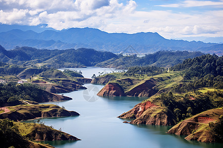 美丽的山脉和湖泊风景图片