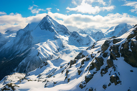 冰雪皑皑的山脉图片