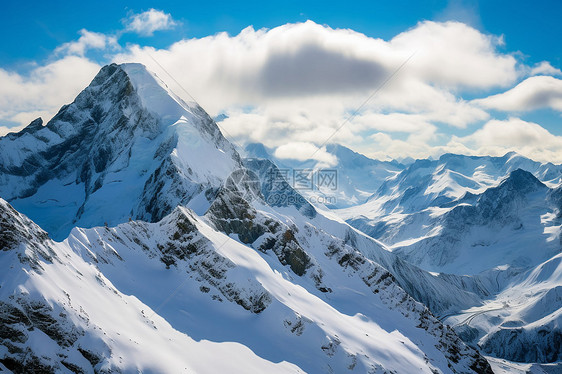 云雾中的雪山图片