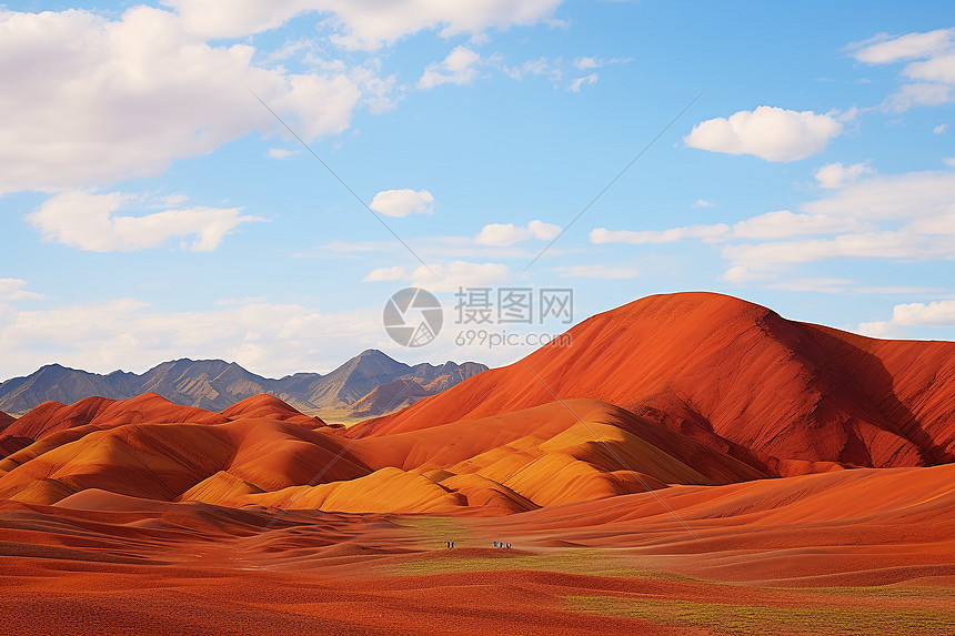 天空下的彩虹山图片