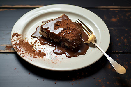 一块巧克力蛋糕在盘子里图片