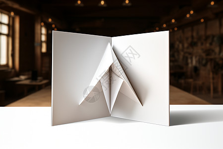 白纸折叠的三角形图片
