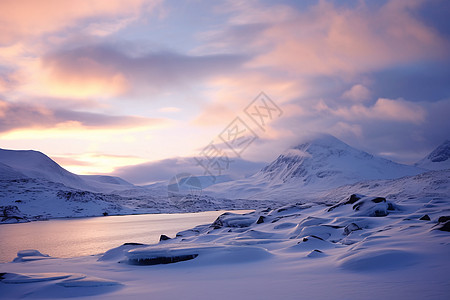 夕阳下的雪山夕阳下的雪原背景