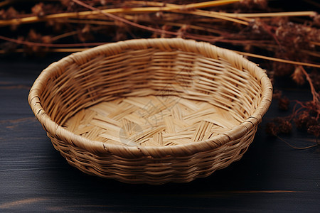 桌子上的竹编篮子图片