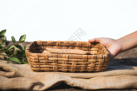 手工编织的野餐竹篮图片