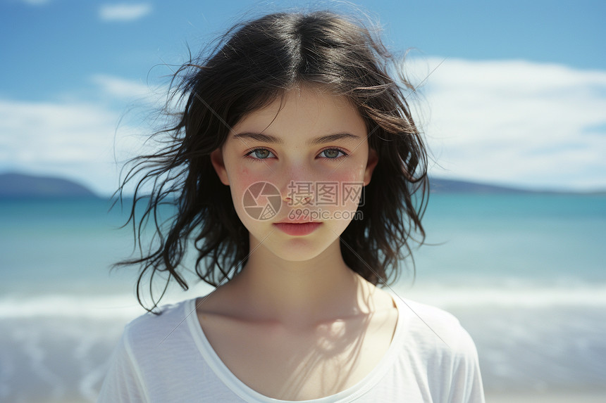 夏季沙滩上的外国女孩图片