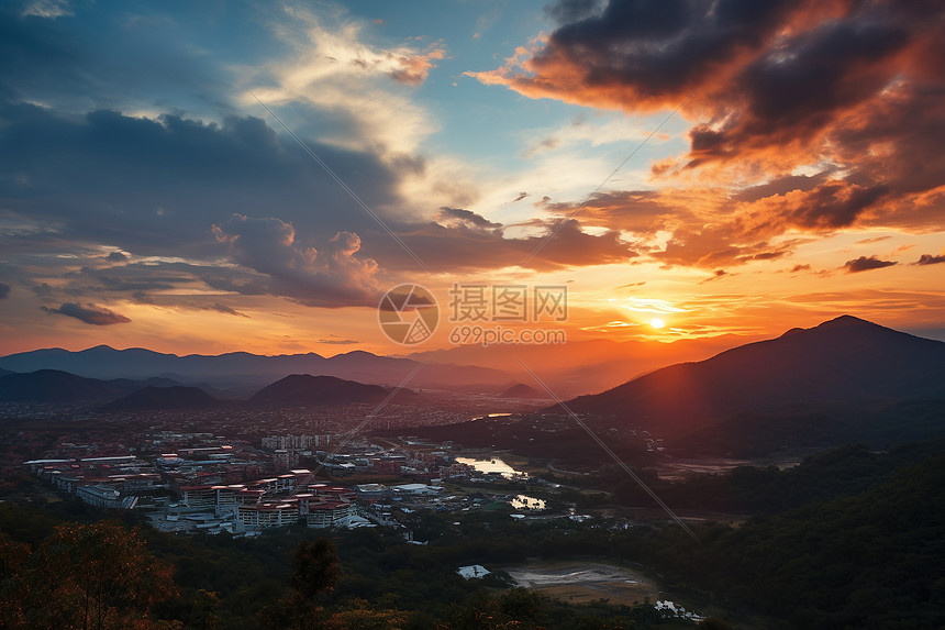 夕阳余晖中的城市与山川图片