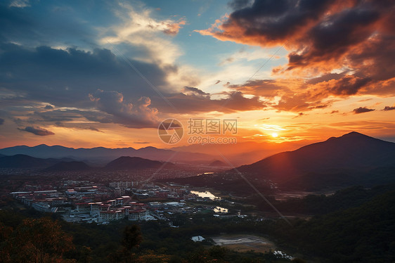 夕阳余晖中的城市与山川图片