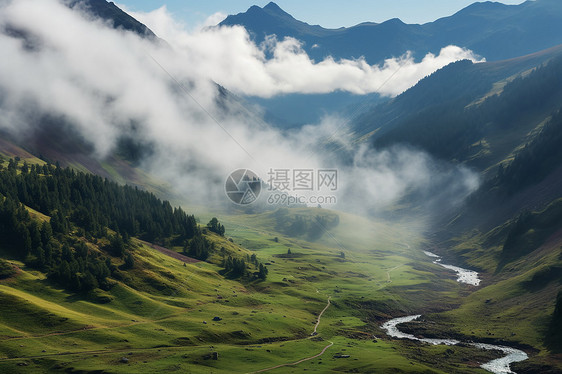 河流穿过山谷图片