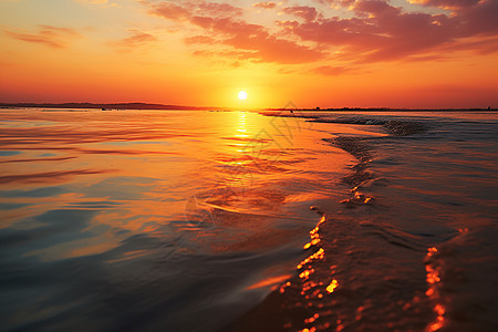 夕阳余晖下清澈的海水图片