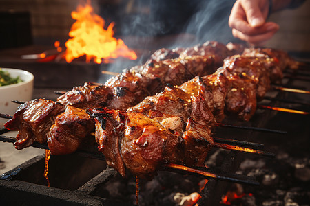 烧烤架上的炭烤牛肉大串图片