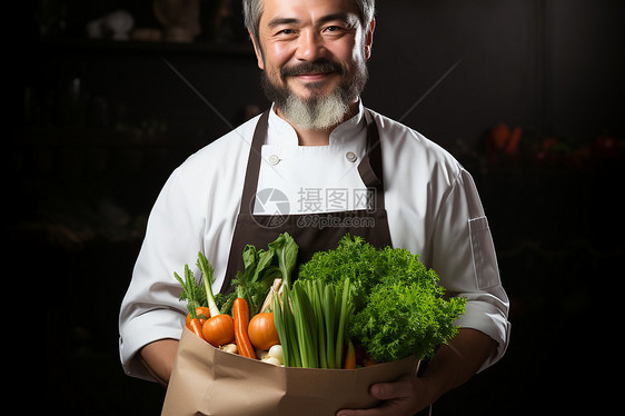 手捧绿色蔬菜的厨师图片