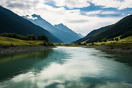 夏季山间平静的湖面景观图片