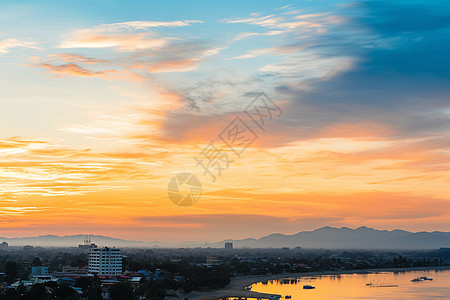 城市上空炫丽的夕阳景观背景图片