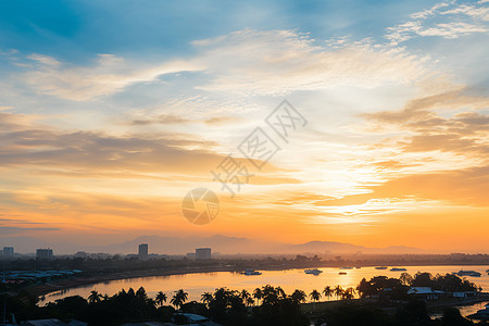 城市上空美丽的夕阳景观背景图片