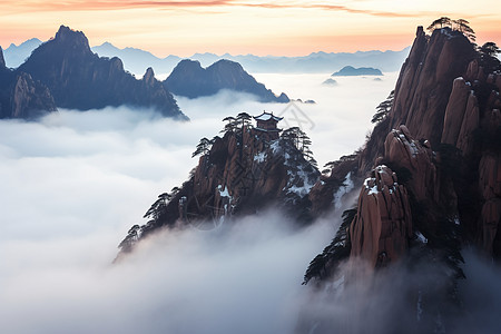 夕阳时分的迷雾之山图片